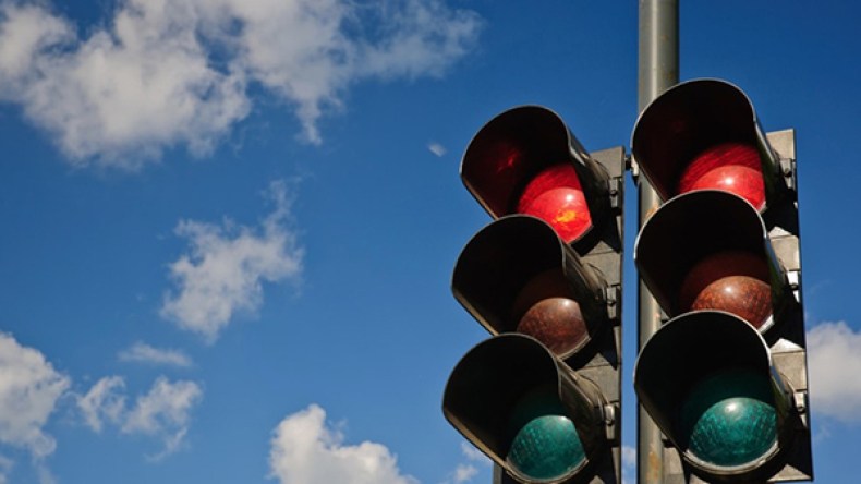 وضع ثوابت لتمرير كوابل الإشارات الضوئية عبر 200 مفترق طرق