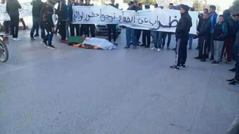 مواطنون يغلقون بلدية بسكرة تضامنا مع المقاول المضرب عن الطعام