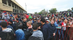 50 جريحا خلال عملية بيع تذاكر مباراة الحسم ومئات الأنصار باتوا في العراء