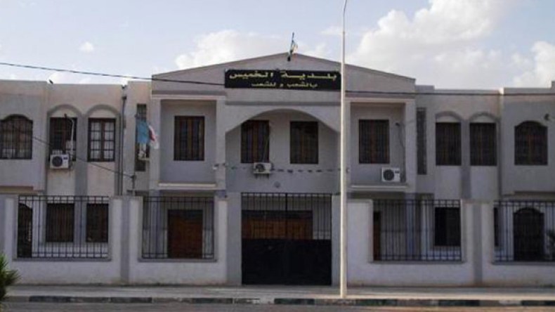 رئيس بلدية يستولي على قطعة أرض بعين وسارة