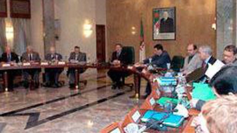 تسقيف أسعار البقوليات وضمان وفرة الفرينة والدقيق ومراقبة أسواق الخضر