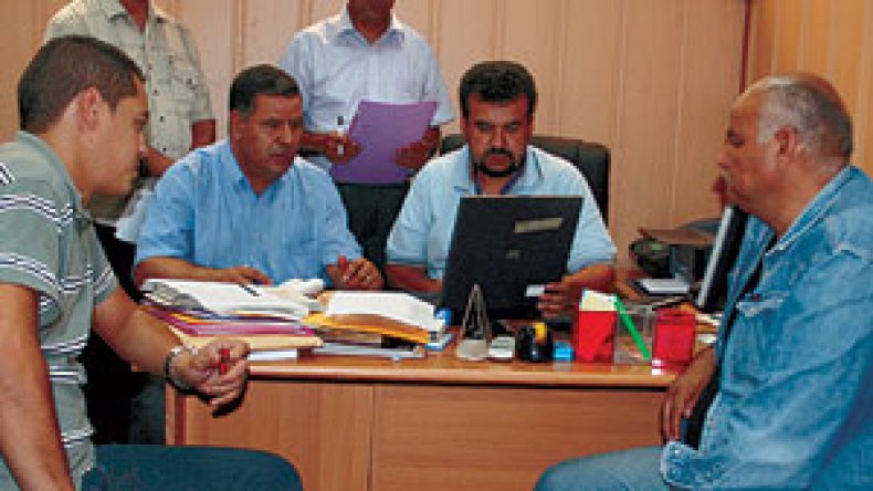 سيارة نيسان ساني من نصيب هناب حسان من  قصر البخاري