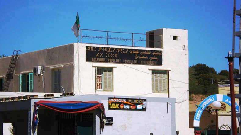 يشلون مقري الدائرة والبلدية للمطالبة بلافتة تحمل اسم قريتهم