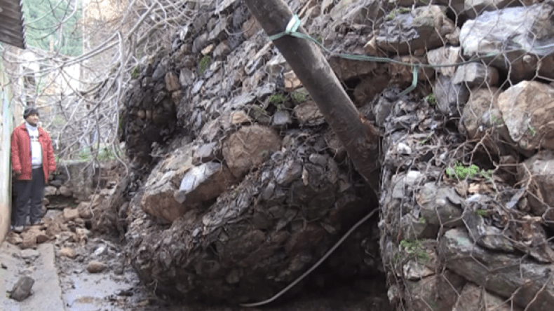 نجاة عائلتين من موت محقق في انهيار صخري بالبويرة