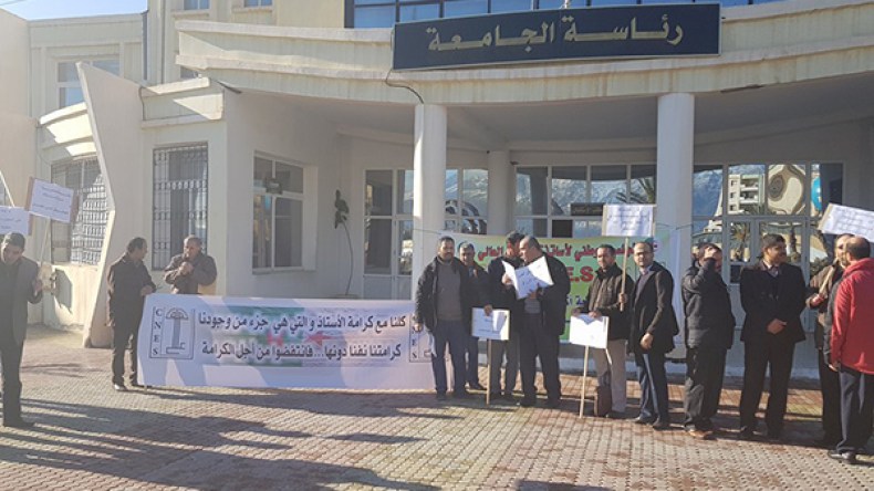 أساتذة جامعة البويرة في وقفة للتنديد بالإنفلات الأمني