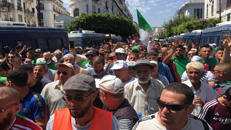 حراك الجزائر يتمسك برحيل رموز النظام السابق