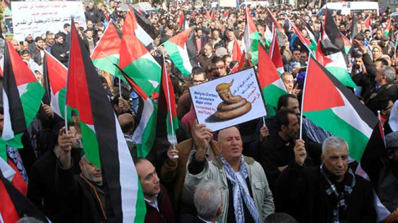 الفلسطينيون يواصلون الاحتجاج تنديدا بقرار ترامب