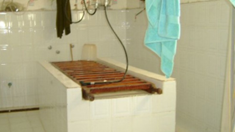 نساء يُهربن ماء غسل الموتى للمشعوذين بأثمان خيالية