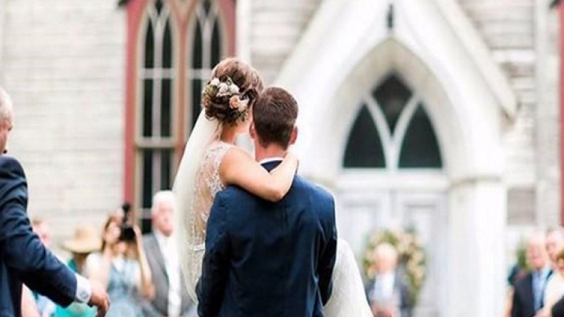 عريس يحمل عروسته طوال مراسم الزفاف والسبب.. !؟