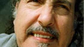 عبد المنعم عمايري يعطي »صدى« عربيا لـ»موعد مع الكلمة«