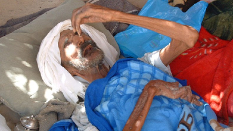 عائلة تفطر على الماء الساخن والديدان تمزق جسم شيخ مريض