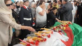 بكاء وتكبير أثناء إلقاء النظرة الأخيرة بقصر الثقافة