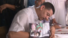 رشيد فضيل يوقع كتاب “أسرار الشيعة والارهاب” لأنور مالك