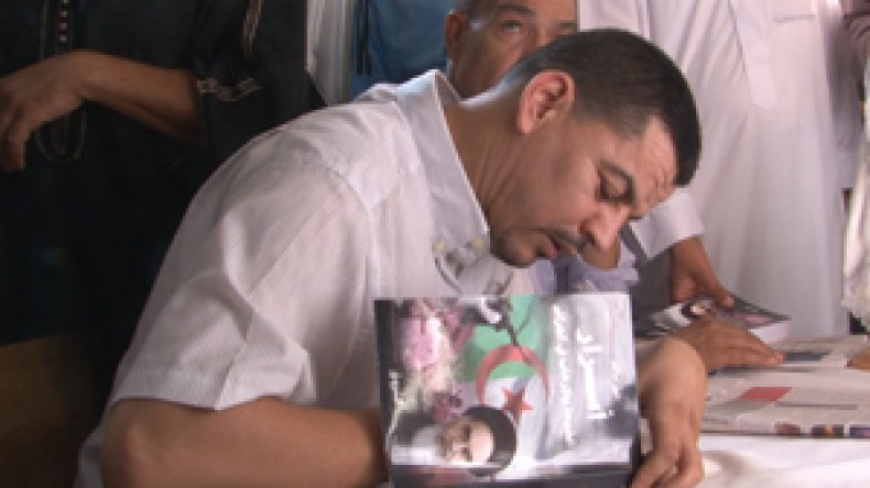 رشيد فضيل يوقع كتاب “أسرار الشيعة والارهاب” لأنور مالك