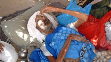 Misère extrême dans un hameau isolé du sud algérien : une famille à El-Oued rompt le jeûne avec de l’eau chaude et de la pastèque