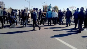 “أفلانيون” يقطعون الطريق بالوادي