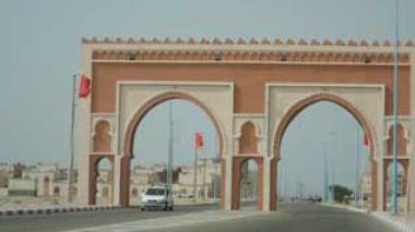 Echorouk pénètre à « Dakhla » : les Marocains payent des enfants sahraouis pour lever le drapeau des occupants