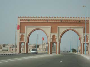 Echorouk pénètre à « Dakhla » : les Marocains payent des enfants sahraouis pour lever le drapeau des occupants