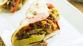 خبز مكسيكي بالذرة واللحم المفروم