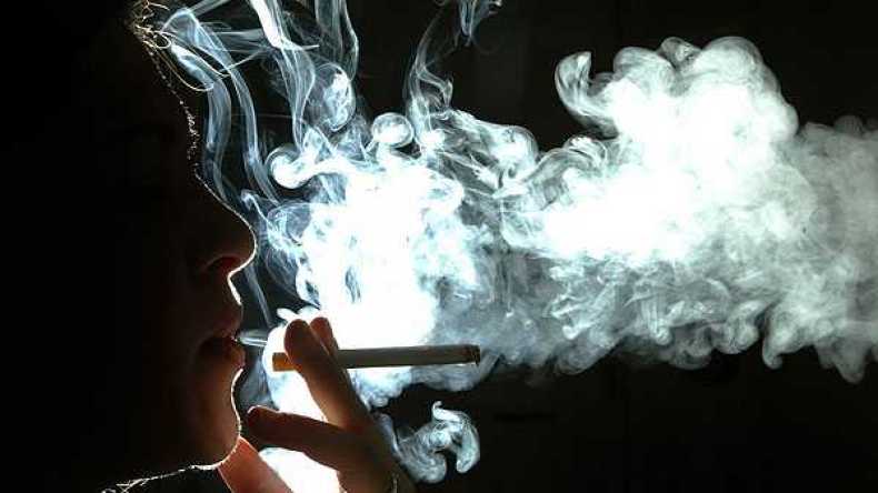 دراسة أسترالية: النساء المدخنات أكثر عرضة لتقلصات الرحم أثناء الحيض