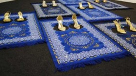 زليخة بوعبد الله ترسم 28 ‬‬حذاء مرصعا على 28 ‬‬سجادة صلاة !