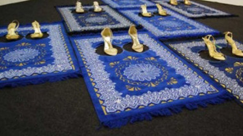 زليخة بوعبد الله ترسم 28 ‬‬حذاء مرصعا على 28 ‬‬سجادة صلاة !