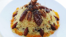 كسكس محلى بالمكسرات والتين المجفف