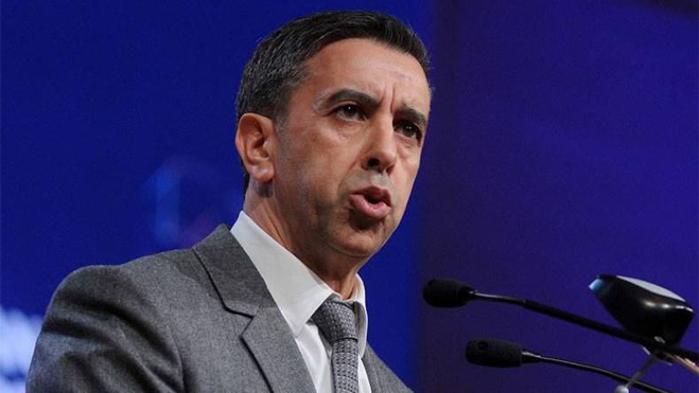 علي حداد يرمي المنشفة