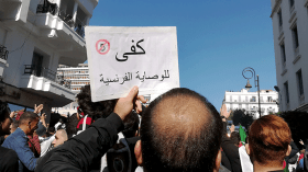 المتظاهرون يهتفون بصوت واحد: لا واشنطن لا باريس.. الشعب يعيّن الرئيس”