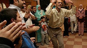 تعليمات في بطاقات الدعوة وقاعات الحفلات تمنع التصوير بالهواتف النقالة