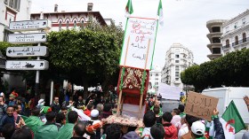 متظاهرون في “جمعة الحشر”: الشعب قرّر والجيش نفذ!