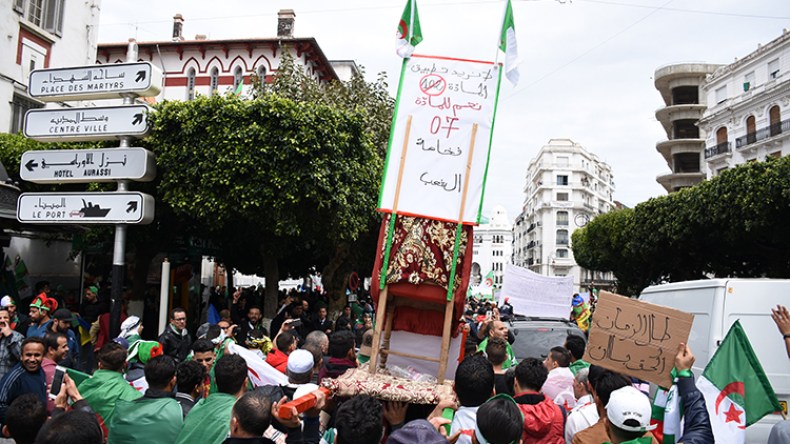 متظاهرون في “جمعة الحشر”: الشعب قرّر والجيش نفذ!
