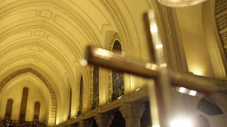 قس فرنسي أشرف على مراسيم تحويل بناية إلى كنيسة بتمويل أجنبي