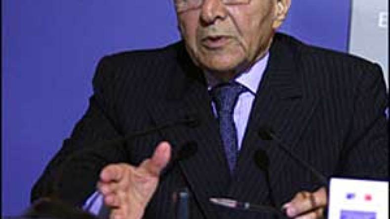 المؤسسات الأجنبية ملزمة “بإشهار واسع” لعروض العمل والأولوية للجزائريين