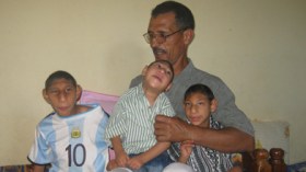 مأساة أربعة إخوة يأكلون أجسامهم و يلتهمون فضلاتهم