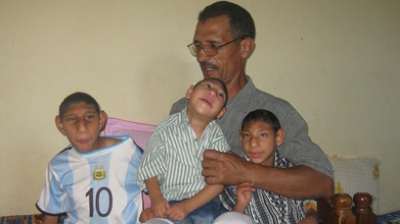 مأساة أربعة إخوة يأكلون أجسامهم و يلتهمون فضلاتهم