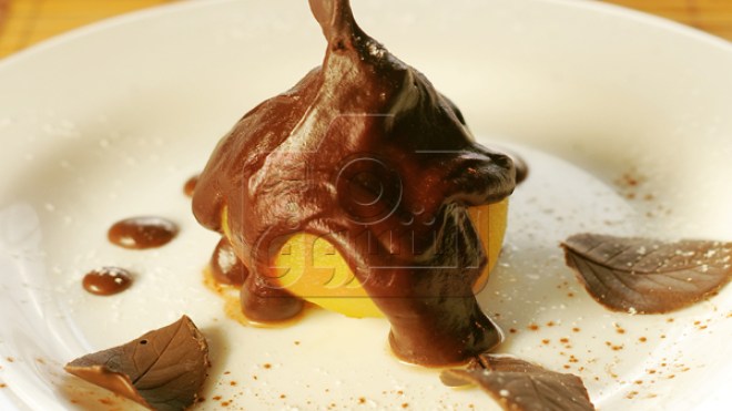 إيجاص بصلصة الشكولاطة