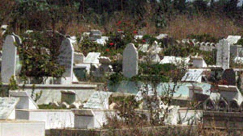 جنازة مهيبة للأم المذبوحة وابنيها بمقبرة العالية