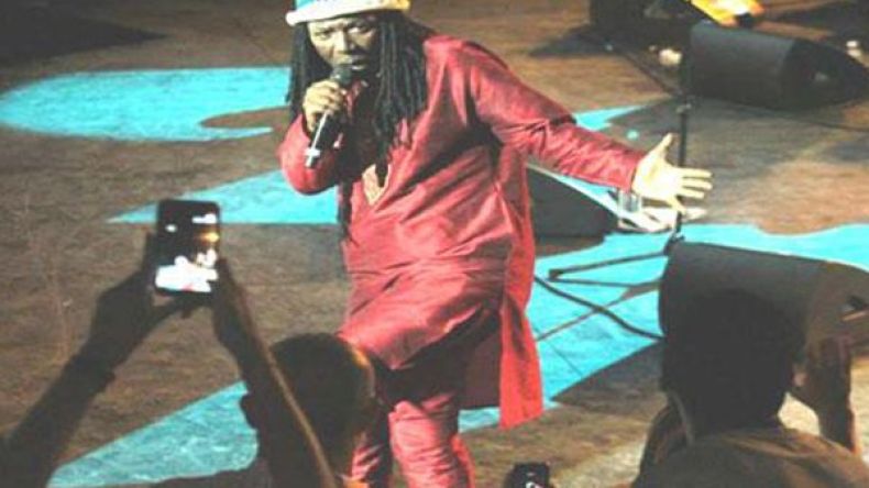 “آلفا بلوندي” يلهب القاعة والقسنطينيون يردون عليه بـ “فلسطين الشهداء”