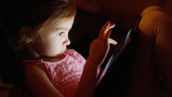 طفلك مدمن على الأجهزة الإلكترونية.. إليك الحل!
