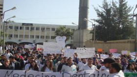 طلبة جراحة الأسنان في مسيرة بعنابة