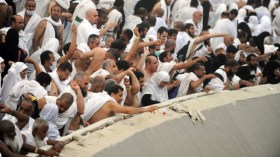 ضيوف بيت الله يستعدون لرمي الجمرات في أول أيام العيد