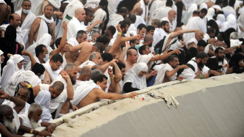 ضيوف بيت الله يستعدون لرمي الجمرات في أول أيام العيد