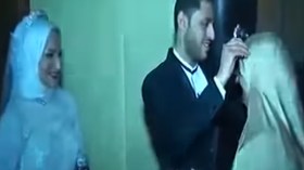 عريس يكرم أمّه يوم زفافه!