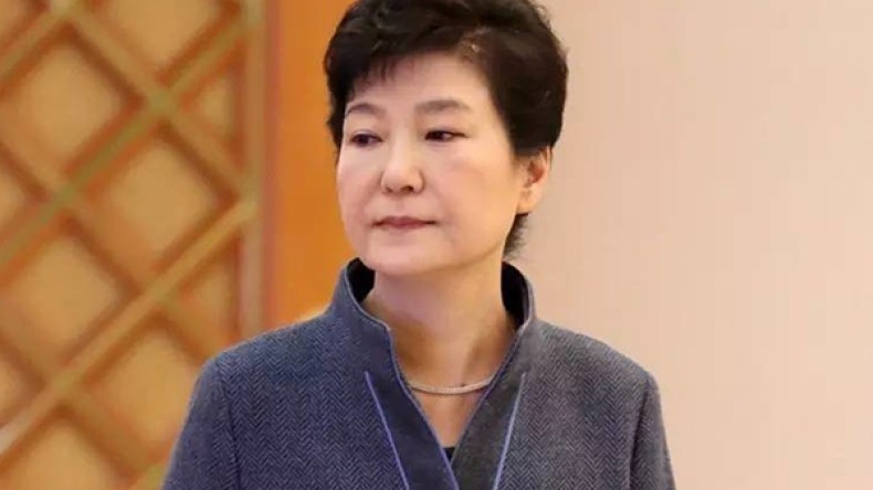 رئيسة كوريا الجنوبية المعزولة تغادر البيت الأزرق