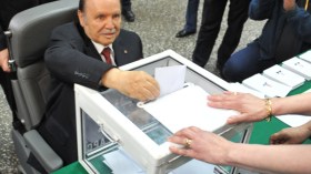 بوتفليقة يدلي بصوته على كرسي متحرك