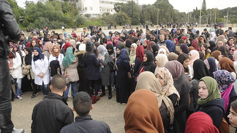 طلبة الصيدلة يحتجون بساحة مقام الشهيد بالعاصمة