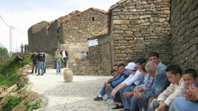 مواطنون يرغبون في الهجرة بسبب العزلة والحرمان