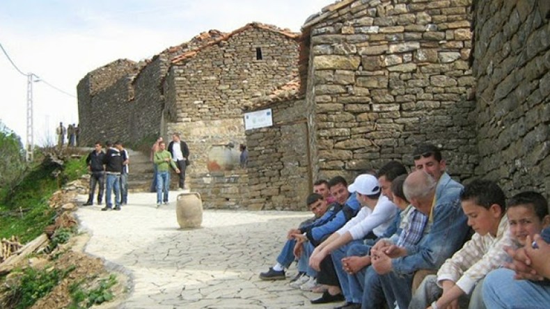 مواطنون يرغبون في الهجرة بسبب العزلة والحرمان