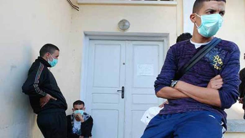 جزائريون يواجهون الأنفلونزا بصدور عارية